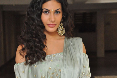 amyra-dastur-at-manasuku-nachindi-pressmeet